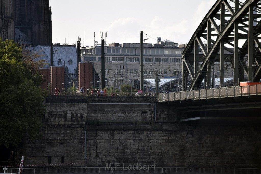 PSpringt kein Suizid Brueckenspringer Koeln Hohenzollernbruecke P032.JPG - Miklos Laubert